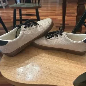 Beige Lace-Up Sneakers with Black Accents Jildor Queen Sneaker Beige main image 2